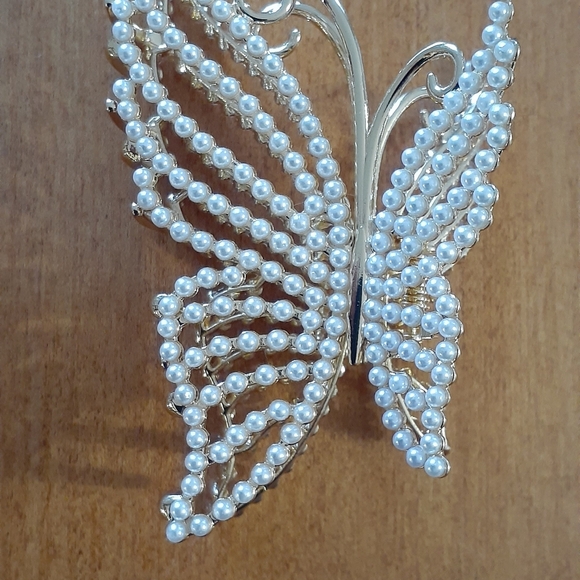 Pearl studded butterfly hair clip in gold tone. - Picture 4 of 6